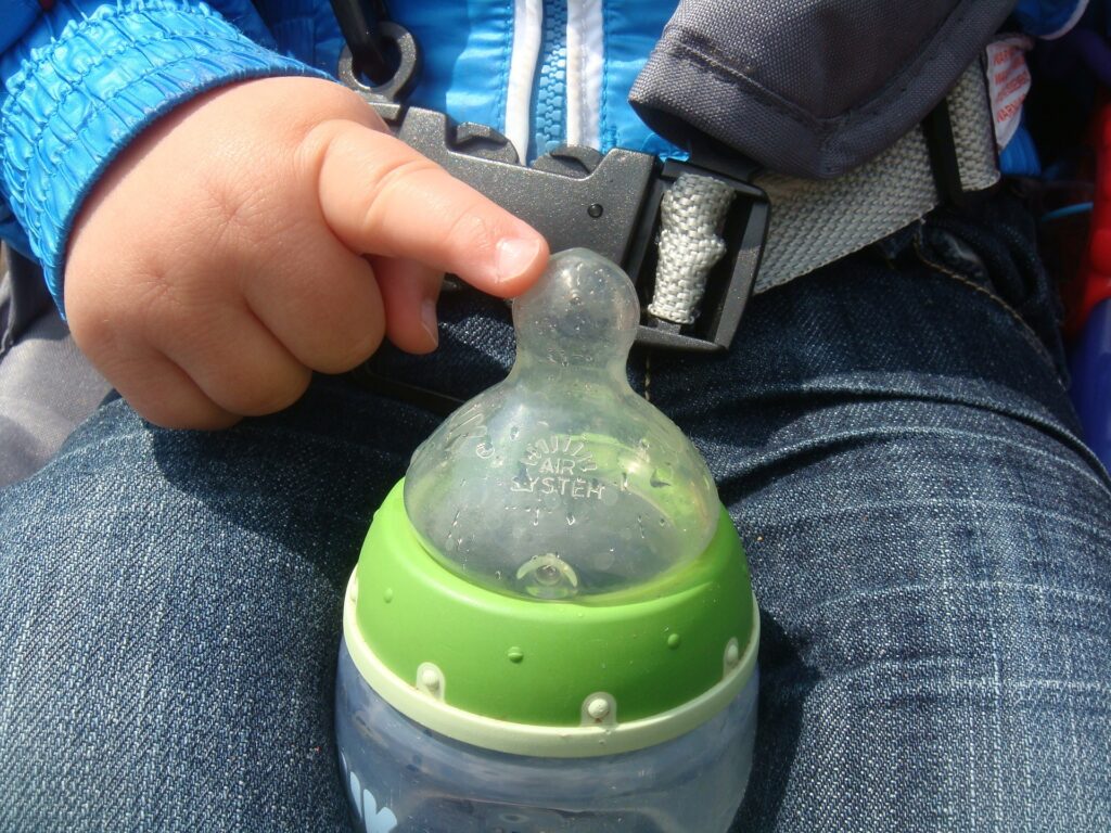 flasche-zu-trinkbecher-umgewöhnen-abgewöhnen-minisassa